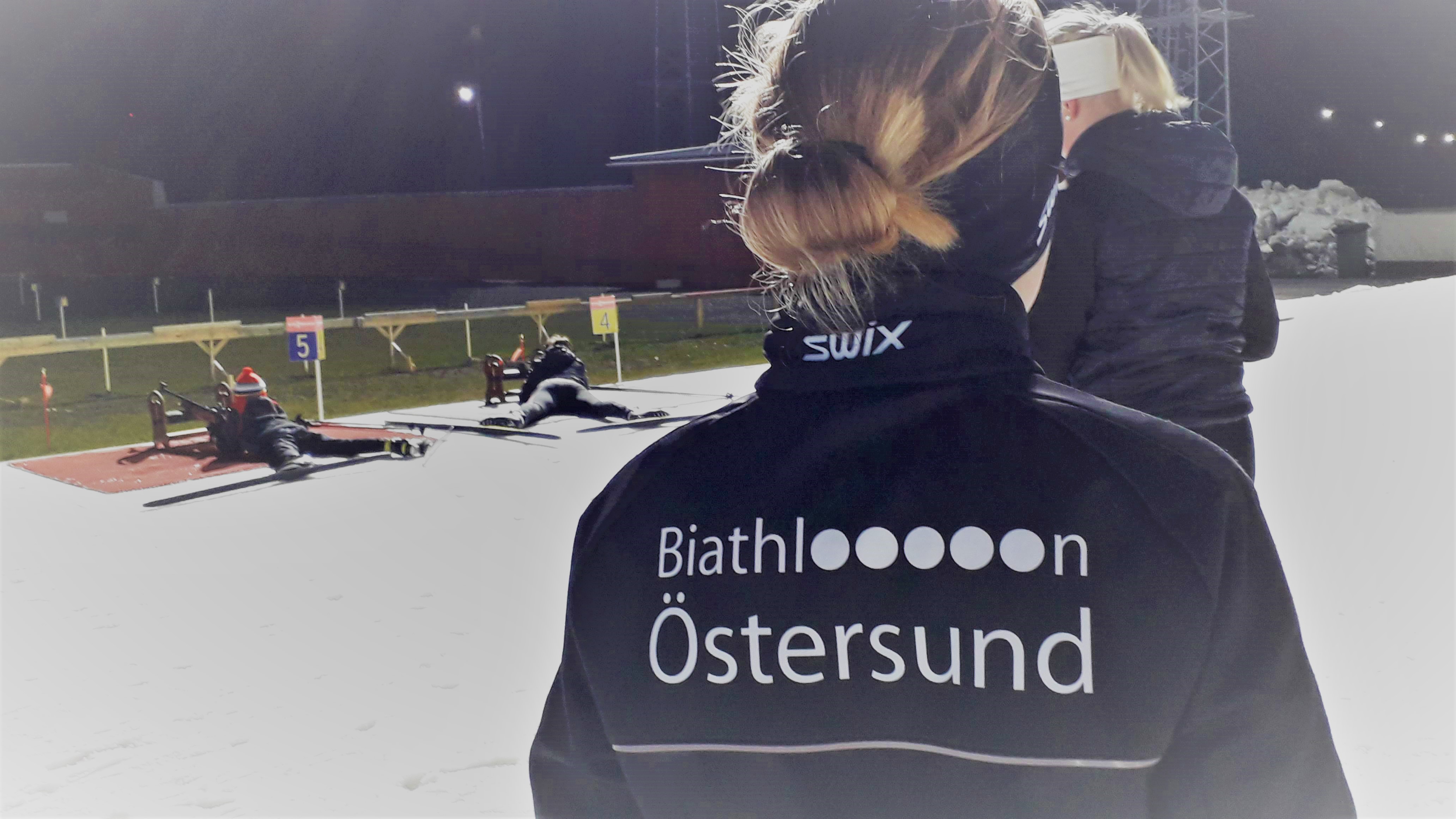 Rygg med klubbemblemet för Biathlon Östersund 