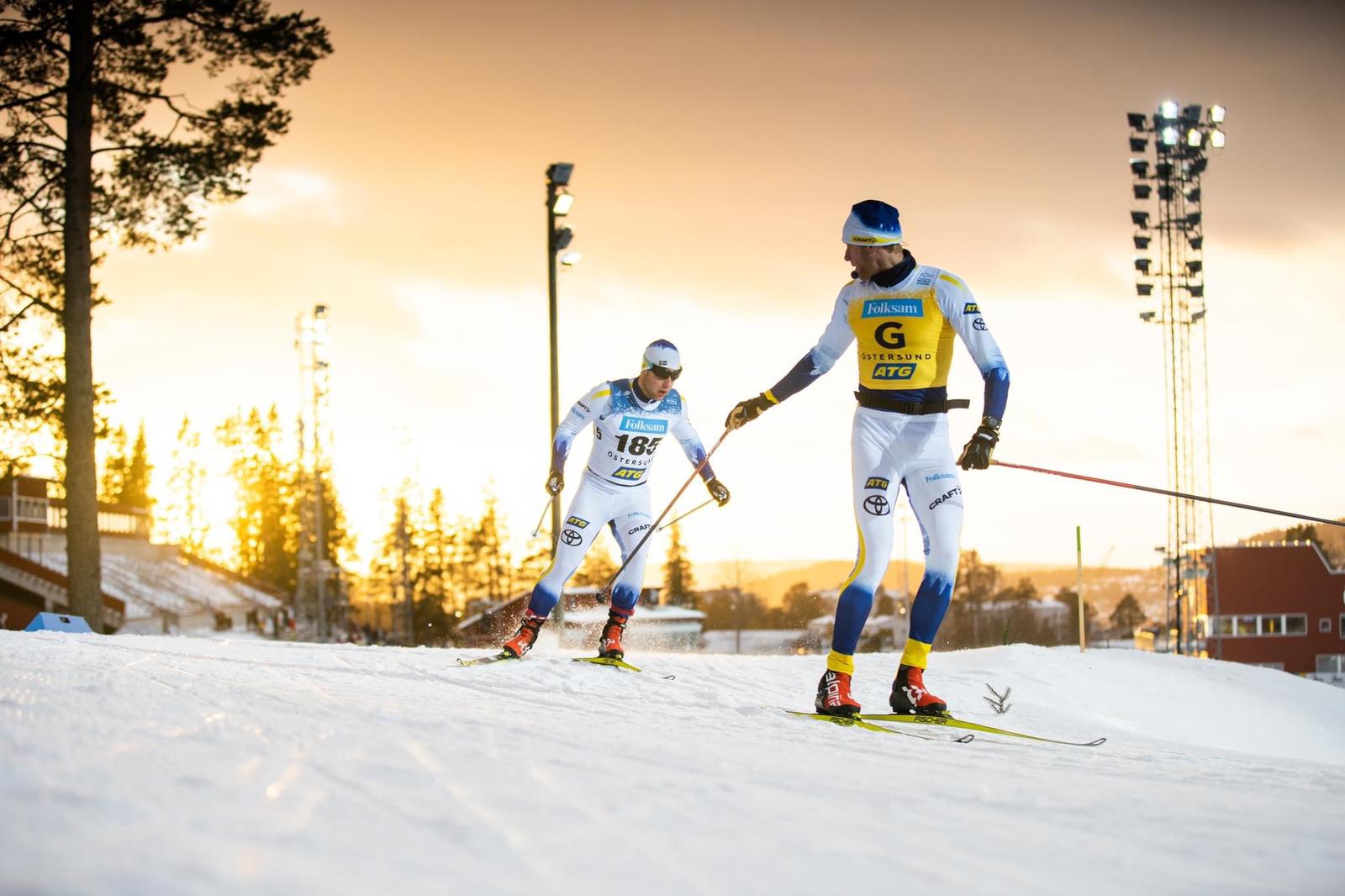 VM medaljören Zebastian Modin och hans guide Daniel Rickardsson i skidspåren på Östersunds Skidstadion