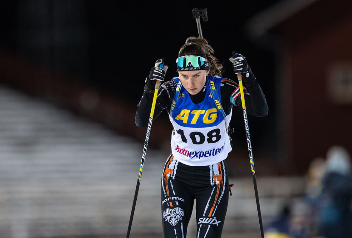 Ella Halvarsson i närbild i Biathlon Östersund kläder i orange och svart